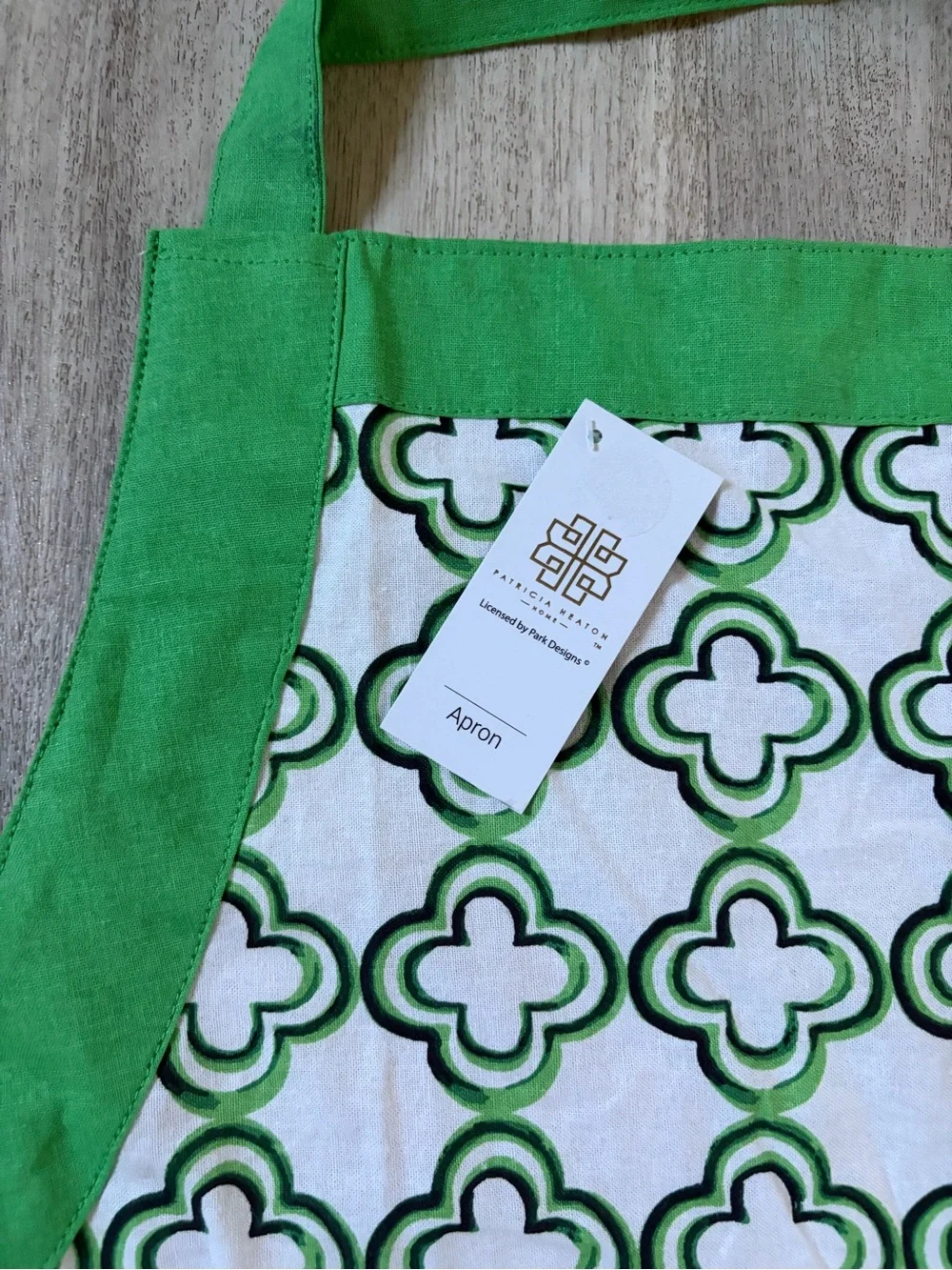 NWT green and white patterned Kitchen Apron with Pockets Patricia Heaton Home